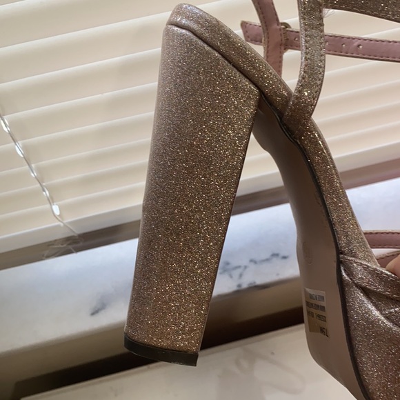 Beautiful and sparkling rose gold shoes - Picture 5 of 5